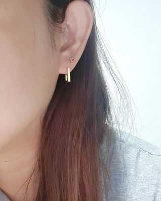 [골드앤디어] 14K 사각 네모 원터치 귀걸이_3color — 5점을 준 리뷰어가 2021년 5월 올린 사용 사진