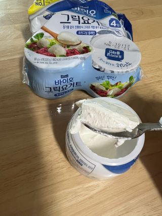매일바이오 그릭요거트 오리지널 플레인 4개, 로스터리 커피믹스 4개 — 5점을 준 리뷰어가 2021년 12월 올린 사용 사진