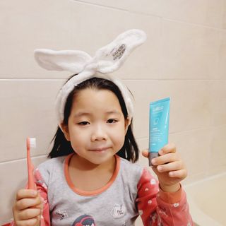 치과에서 쓰는 치약 _ 라벨제로 저불소 꼬마, 키즈, 유아, 베이비, 주니어 안전한 어린이치약 — 5점을 준 리뷰어가 2022년 11월 올린 사용 사진