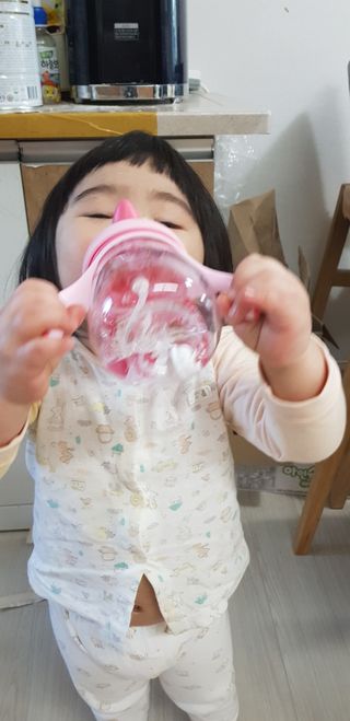 유비맘 트라이탄 코니빨대컵_컬러 랜덤 발송 — 5점을 준 리뷰어가 2021년 2월 올린 사용 사진
