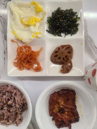 하나마이 [마마쿡] 전 청와대 천상현 셰프의 밑반찬  5종세트(소고기 장조림+연근조림+진미채+간장김자반+새우김자반) — 5점을 준 리뷰어가 2023년 5월 올린 사용 사진