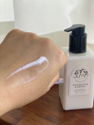 줄라이 모닝 _ JULY MORNING 줄라이모닝 하이드레이팅 퍼퓸드 바디앤핸드 에멀젼 — 5점을 준 리뷰어가 2021년 10월 올린 사용 사진