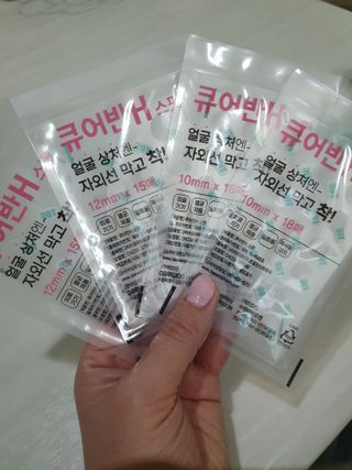 [큐어반H 스팟] 자외선 99프로 차단되는 스틱타입 스팟밴드(1팩 / 66매입) — 5점을 준 리뷰어가 2022년 11월 올린 사용 사진