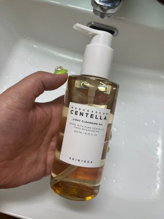 스킨1004 [SKIN1004] 마다가스카르 센텔라 라이트 클렌징 오일 200ml — 4.5점을 준 리뷰어가 2024년 8월 올린 사용 사진