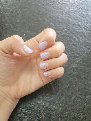 [네일가게] 햇빛에 닿으면 색이 변하는 신기한 햇살 반전 네일스티커 — 5점을 준 리뷰어가 2021년 8월 올린 사용 사진