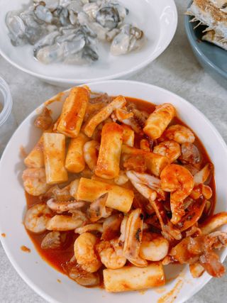 화끈한녀석들 새오똥400g 새우,오징어,똥집 볶음요리 소스,밀떡, 참기름 포함 — 5점을 준 리뷰어가 2022년 12월 올린 사용 사진