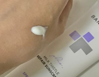 바노바기 코스메틱 바노바기 밀크씨슬 리페어 시카 선스크린 플러스 50ml — 5점을 준 리뷰어가 2023년 3월 올린 사용 사진