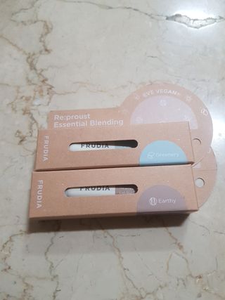 [후르디아] 올리브영 착한보습 비건 립버터 2종 — 5점을 준 리뷰어가 2021년 12월 올린 사용 사진