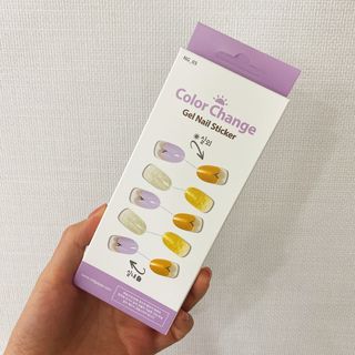 [네일가게] 햇빛에 닿으면 색이 변하는 신기한 햇살 반전 네일스티커 — 5점을 준 리뷰어가 2021년 8월 올린 사용 사진