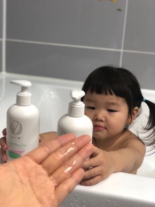 mom e 맘이 내추럴 베이비 케어 샴푸앤바스+로션 — 5점을 준 리뷰어가 2021년 1월 올린 사용 사진