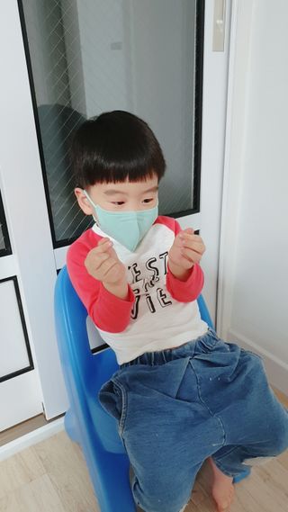 [블루 본 아이노우] 유아용 컬러마스크 40 PCS SET 2중 택 1 — 5점을 준 리뷰어가 2021년 4월 올린 사용 사진