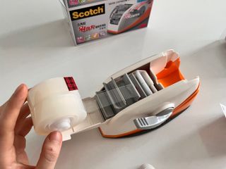 3M 스카치 원터치 테이프 디스펜서 커터기 오렌지/블랙 + 초강력 다용도 테이프 8매 — 5점을 준 리뷰어가 2024년 4월 올린 사용 사진