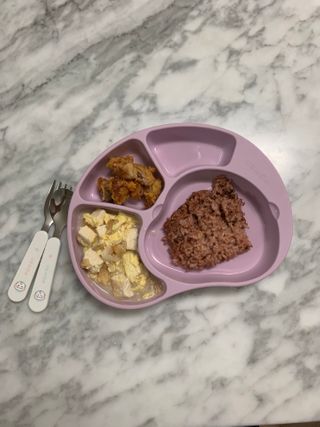 유비맘 캐릭터 실리콘 흡착 식판_색상 랜덤발송 — 5점을 준 리뷰어가 2021년 2월 올린 사용 사진