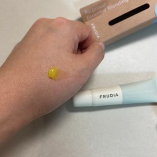 [후르디아] 올리브영 착한보습 비건 립버터 2종 — 5점을 준 리뷰어가 2022년 11월 올린 사용 사진