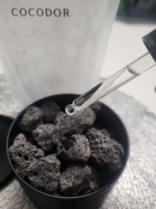 [코코도르] 스톤 에센셜 디퓨저 세트 (틴케이스+스톤+에센셜오일 20ml*2ea) — 5점을 준 리뷰어가 2024년 9월 올린 사용 사진