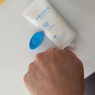 나우 [후르디아] 백탁NO! 화잘먹 수분광 선 에센스✨ — 5점을 준 리뷰어가 2025년 3월 올린 사용 사진