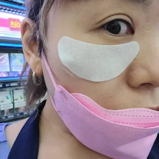 건강누리인터내셔날 레아라 다이아포스 슬리핑 아이패치 골드 & 물광 아이패치 [14회분/총 28매] — 5점을 준 리뷰어가 2022년 6월 올린 사용 사진