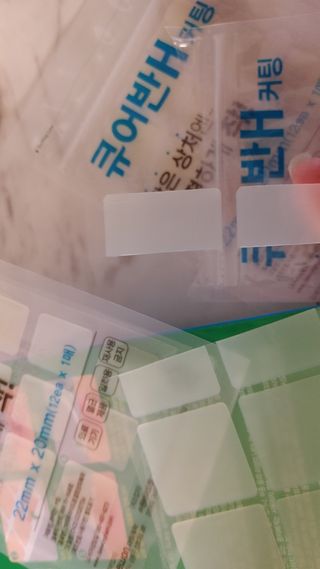 [큐어반H 커팅] 간편하게 떼서 쓰는 자외선차단 습윤밴드 (1팩/30매입) — 5점을 준 리뷰어가 2022년 12월 올린 사용 사진