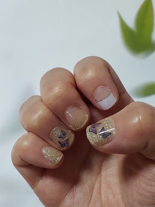 [네일가게] 햇빛에 닿으면 색이 변하는 신기한 햇살 반전 네일스티커_B — 5점을 준 리뷰어가 2021년 8월 올린 사용 사진