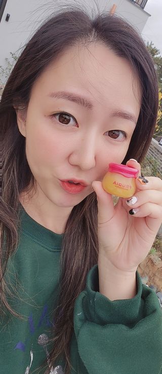 [후르디아] 올리브영 꿀과즙 립밤 2종 (블루베리/석류) — 5점을 준 리뷰어가 2022년 10월 올린 사용 사진