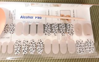 [네일가게] 햇빛에 닿으면 색이 변하는 신기한 햇살 반전 네일스티커 — 4.5점을 준 리뷰어가 2021년 8월 올린 사용 사진
