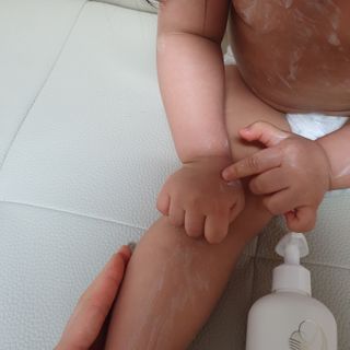 mom e 맘이 내추럴 베이비 케어 샴푸앤바스+로션 — 5점을 준 리뷰어가 2021년 1월 올린 사용 사진