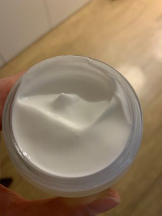 산수시 아쿠아 베네핏 24h 수부지 물광 속건조 수분크림 50ml — 3.5점을 준 리뷰어가 2021년 7월 올린 사용 사진