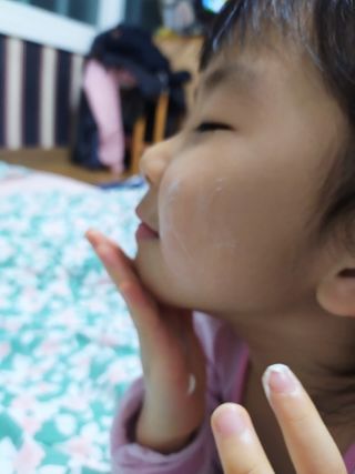 mom e 맘이 내추럴 베이비 케어 샴푸앤바스+로션 — 3.5점을 준 리뷰어가 2021년 1월 올린 사용 사진