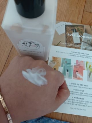 줄라이 모닝 _ JULY MORNING 줄라이모닝 하이드레이팅 퍼퓸드 바디앤핸드 에멀젼 — 5점을 준 리뷰어가 2022년 3월 올린 사용 사진