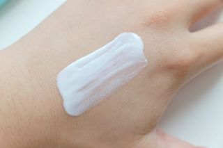 리더스코스메틱 리더스 카밍 바이오틱스 선 에센스 SPF 50+ PA++++ — 5점을 준 리뷰어가 2022년 6월 올린 사용 사진