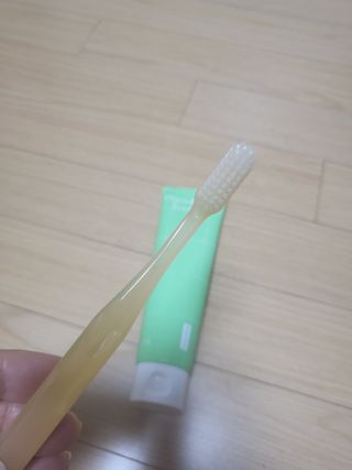 방방곳곳 편림치드 치약 + 탄모칫솔1p — 4점을 준 리뷰어가 2022년 3월 올린 사용 사진