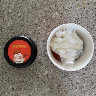유비쿡 컵떡볶이 매운컵떡볶이2개/ 짜장컵떡볶이 2개  총 4개세트 — 4점을 준 리뷰어가 2021년 3월 올린 사용 사진