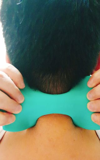힐니스북 [힐마이넥]   거북목 통증완화를 위한 휴대용 목 안마기 — 5점을 준 리뷰어가 2022년 12월 올린 사용 사진