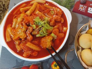빨간키트 떡볶이 밀키트 2~3인분 매운맛 국물 떡볶이 만들기 쉬운 황금 레시피 분말 소스로 간편한 요리 — 5점을 준 리뷰어가 2021년 10월 올린 사용 사진