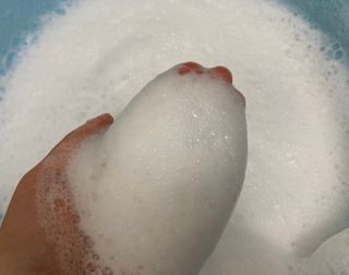 버블데이 아로마/과일 거품 입욕제 — 5점을 준 리뷰어가 2021년 7월 올린 사용 사진