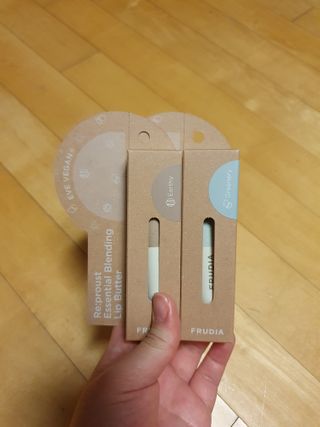 [후르디아] 올리브영 착한보습 비건 립버터 2종 — 5점을 준 리뷰어가 2022년 2월 올린 사용 사진