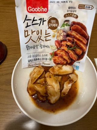 굽네몰 [굽네] 소스가 맛있는 닭가슴살 슬라이스 4종 — 4점을 준 리뷰어가 2021년 11월 올린 사용 사진