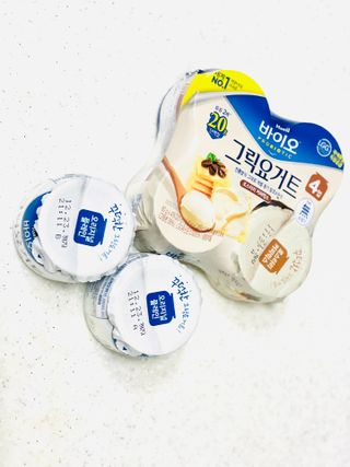 매일바이오 그릭요거트 오리지널 플레인 4개, 로스터리 커피믹스 4개 — 5점을 준 리뷰어가 2021년 12월 올린 사용 사진