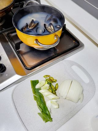 [푸딩팩토리] 바지락홍합탕 500g / 얼큰바지락홍합탕 590g — 5점을 준 리뷰어가 2022년 10월 올린 사용 사진
