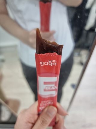 [인디닥터] 타이탄 BCAA 프로틴 젤리스틱 — 5점을 준 리뷰어가 2022년 4월 올린 사용 사진