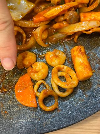 화끈한녀석들 새오똥400g 새우,오징어,똥집 볶음요리 소스,밀떡, 참기름 포함 — 1점을 준 리뷰어가 2022년 11월 올린 사용 사진