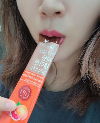 자연에온 핑크 자몽 착즙 100mL 10개입 1BOX +가 득담은 자몽 콜라겐 젤리스틱 1BOX — 5점을 준 리뷰어가 2021년 6월 올린 사용 사진