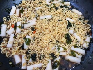 더밥  고추마녀 라볶이 +  나이스미 무설탕 현미후레이크 — 5점을 준 리뷰어가 2021년 10월 올린 사용 사진