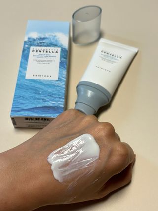 [스킨1004] 마다가스카르 센텔라 히알루-시카 워터핏 선세럼 50ml — 5점을 준 리뷰어가 2024년 5월 올린 사용 사진