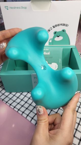 힐니스북 [힐마이넥]   거북목 통증완화를 위한 휴대용 목 안마기 — 5점을 준 리뷰어가 2022년 12월 올린 사용 사진