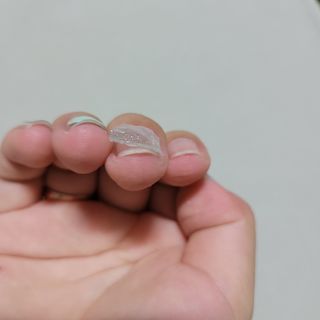 [네일가게] 햇빛에 닿으면 색이 변하는 신기한 햇살 반전 네일스티커 — 2.5점을 준 리뷰어가 2021년 8월 올린 사용 사진