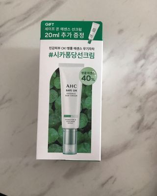 [AHC] 세이프온 에센스 선크림 올리브영 스페셜 증정 기획세트 — 4점을 준 리뷰어가 2022년 6월 올린 사용 사진