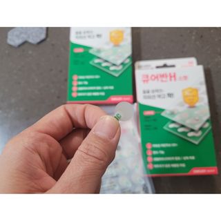 [큐어반H 스팟] 자외선 99프로 차단되는 스틱타입 스팟밴드(1팩 / 66매입) — 5점을 준 리뷰어가 2022년 12월 올린 사용 사진