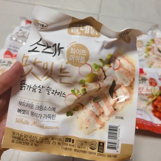 굽네몰 [굽네] 소스가 맛있는 닭가슴살 슬라이스 4종 — 5점을 준 리뷰어가 2021년 4월 올린 사용 사진