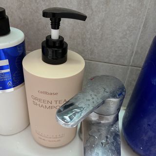 프리마인 더이상 뻣뻣하고 효과없는 탈모샴푸는 NO. 근본부터 케어하는 셀베이스 그린티샴푸(500ml) — 4.5점을 준 리뷰어가 2023년 3월 올린 사용 사진